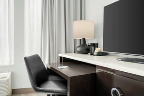 Bantalan ekstra lembut, meja kerja, dan tirai kedap cahaya