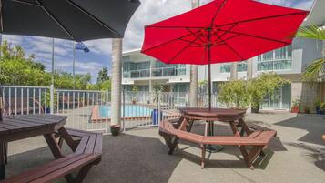Utomhuspool och solstolar