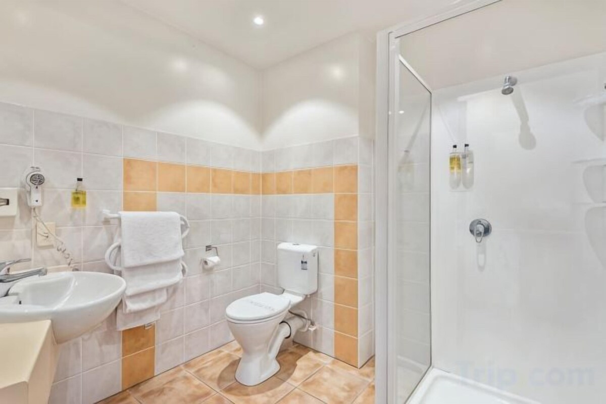 Bathroom | Free toiletries, hair dryer, towels