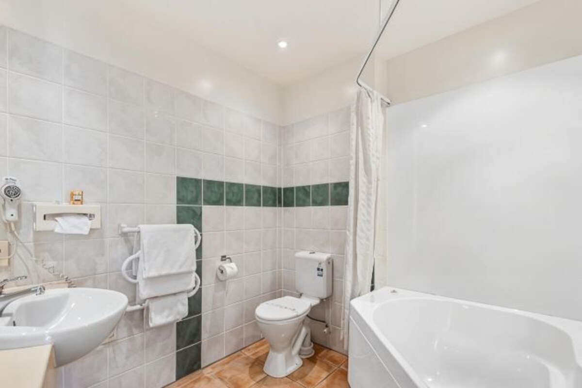 Un baño con lavabo, inodoro y bañera.
