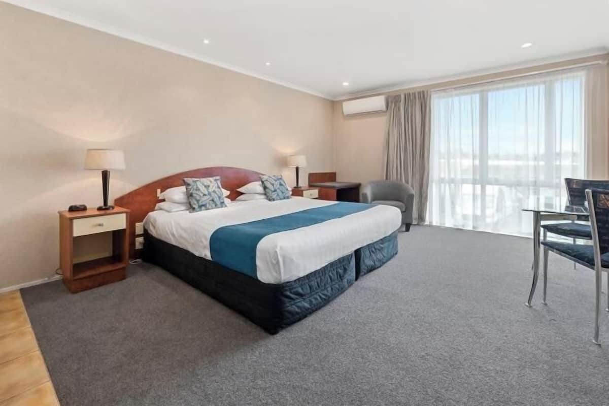 Iron/ironing board, WiFi (free), bed sheets