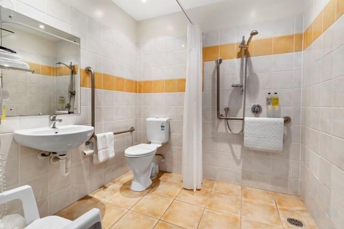 Bathroom | Free toiletries, hair dryer, towels