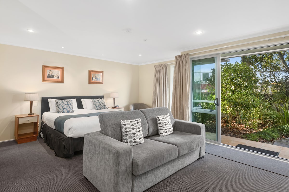 Self Contained Spa Bath Studio | Iron/ironing board, WiFi (free), bed sheets
