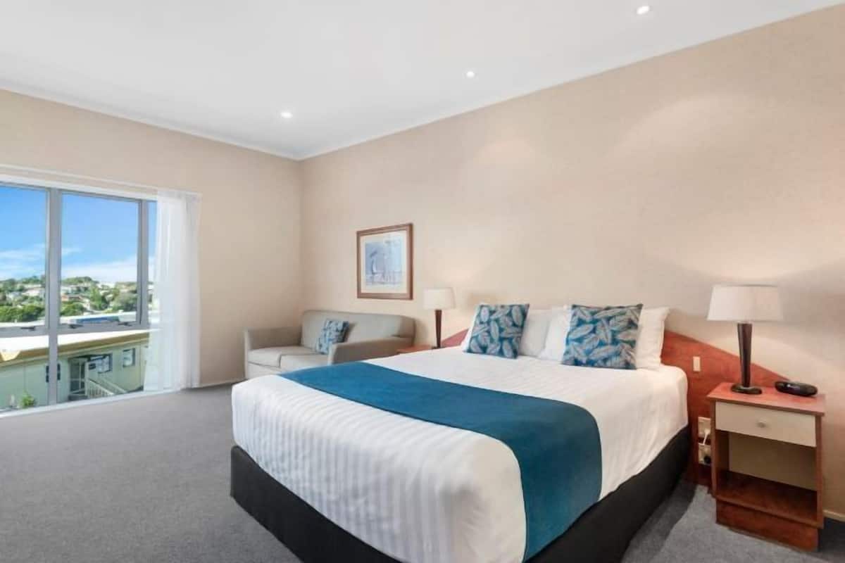 Iron/ironing board, WiFi (free), bed sheets