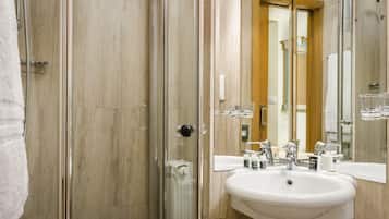 Standard Single Room | Minibar, in-room safe, desk, blackout drapes