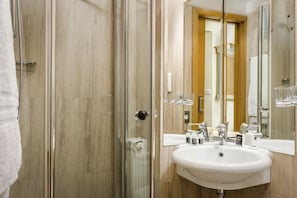 Enkeltrom – standard | Minibar, safe på rommet, skrivebord og blendingsgardiner