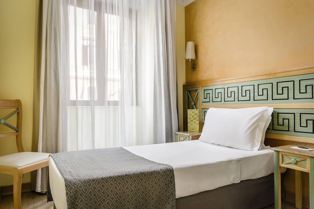 Standard Single Room | Minibar, in-room safe, desk, blackout drapes