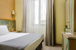 Habitació individual estàndard | Minibar, caixa forta a l'habitació, escriptori i cortines opaques