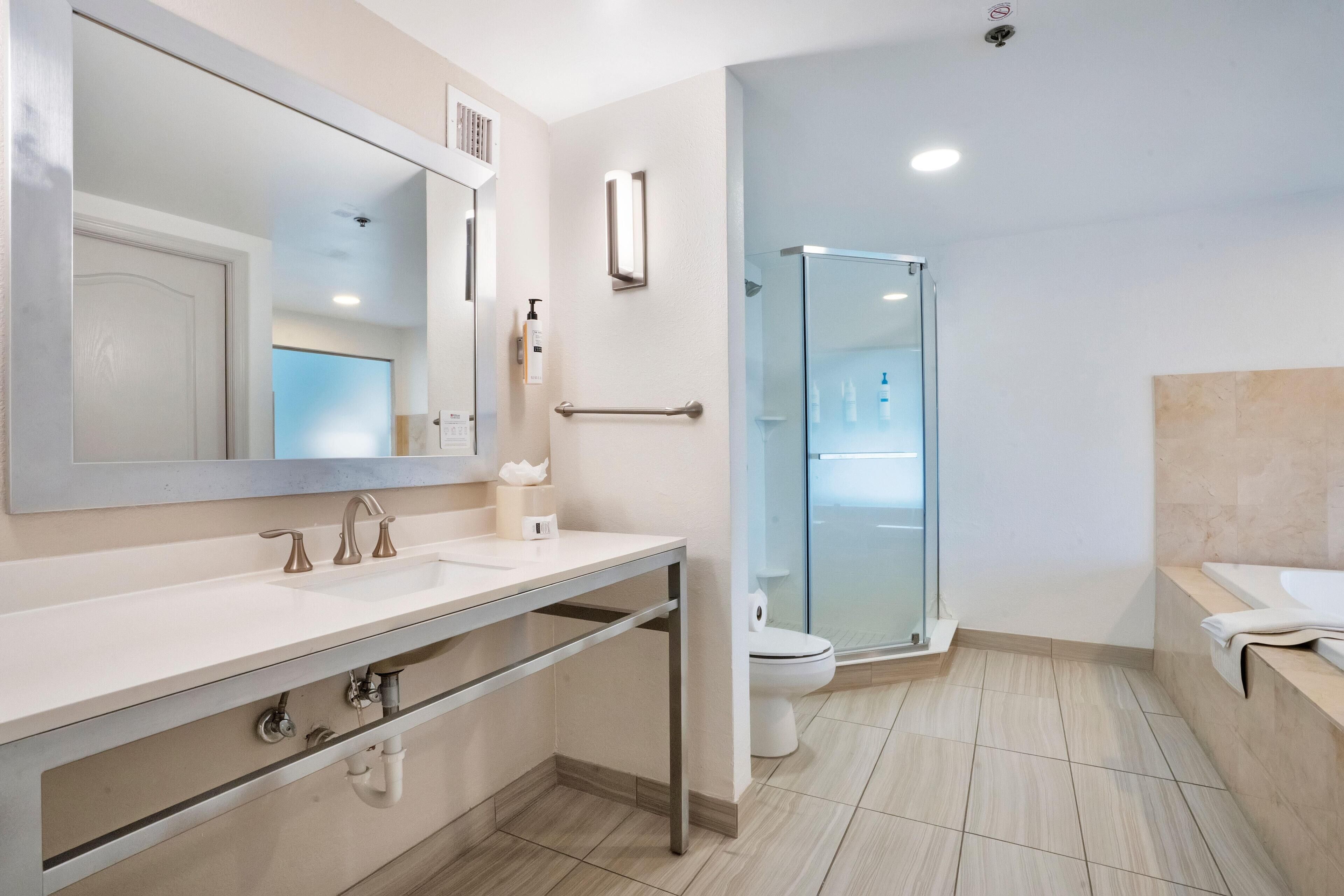 Combined shower/tub, free toiletries, hair dryer, towels