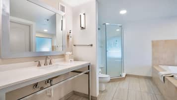 Combined shower/tub, free toiletries, hair dryer, towels