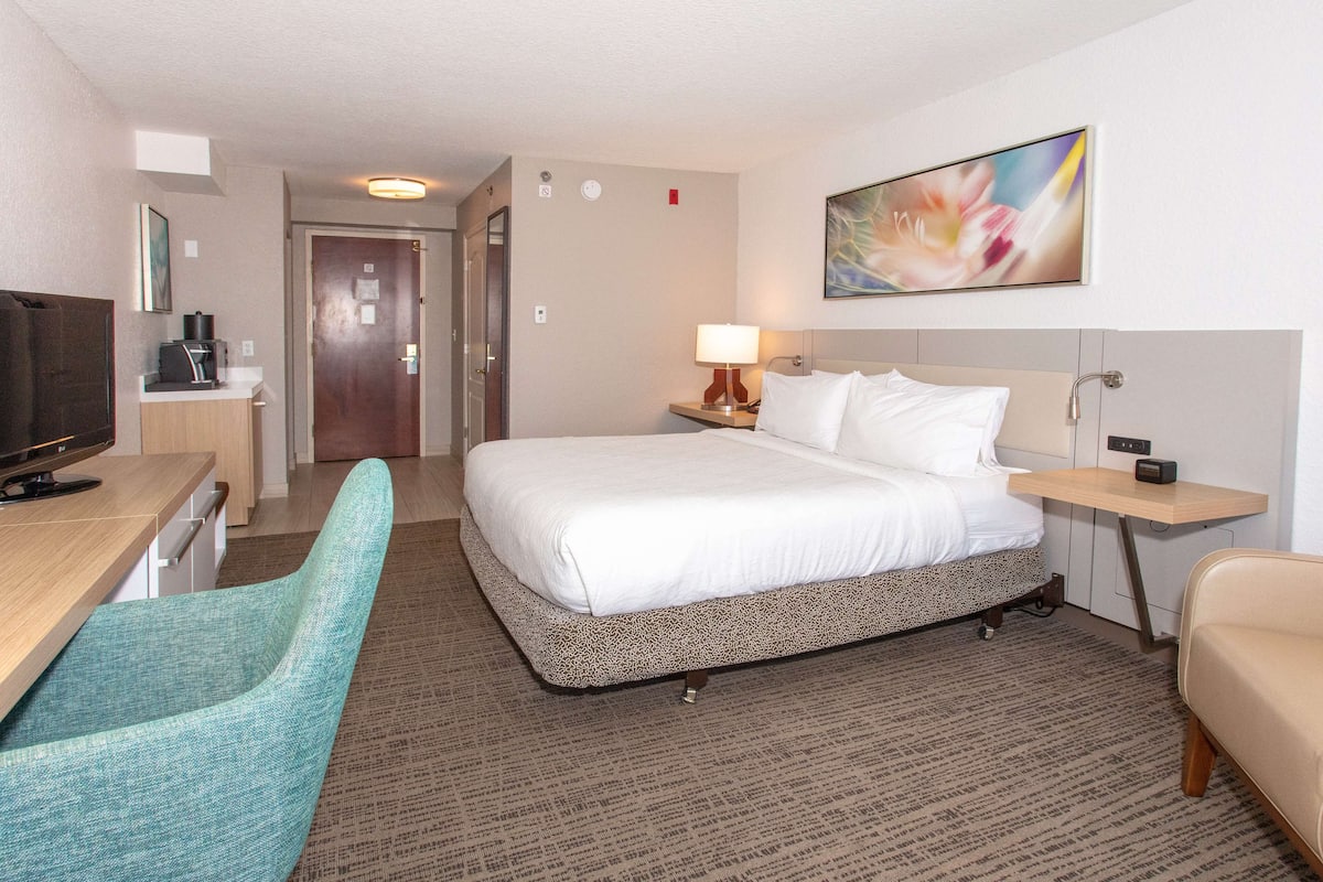 Select Comfort beds, in-room safe, desk, blackout curtains