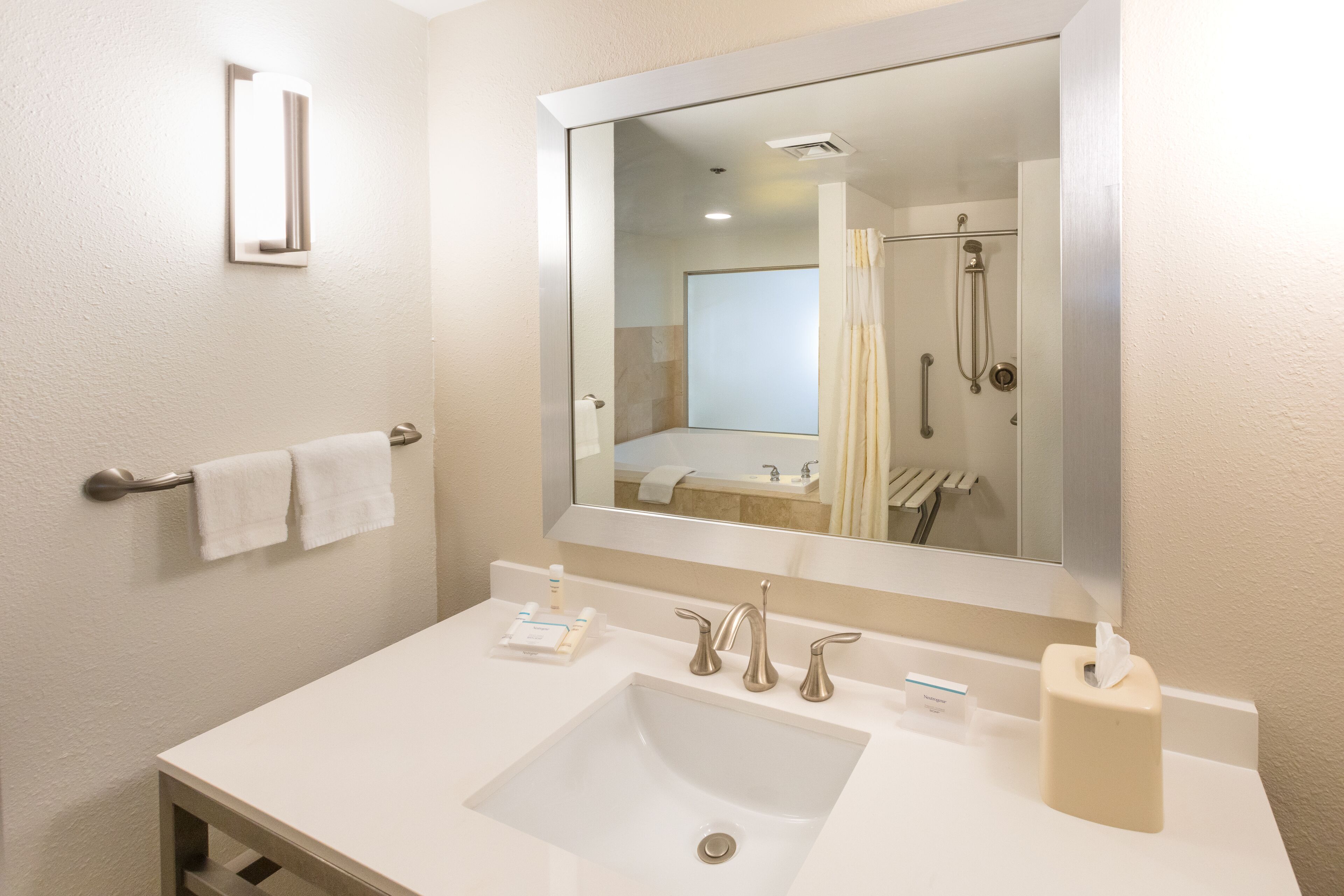suite, accessible | bathroom | combined shower/bathtub, free toiletries, hair dryer, towels