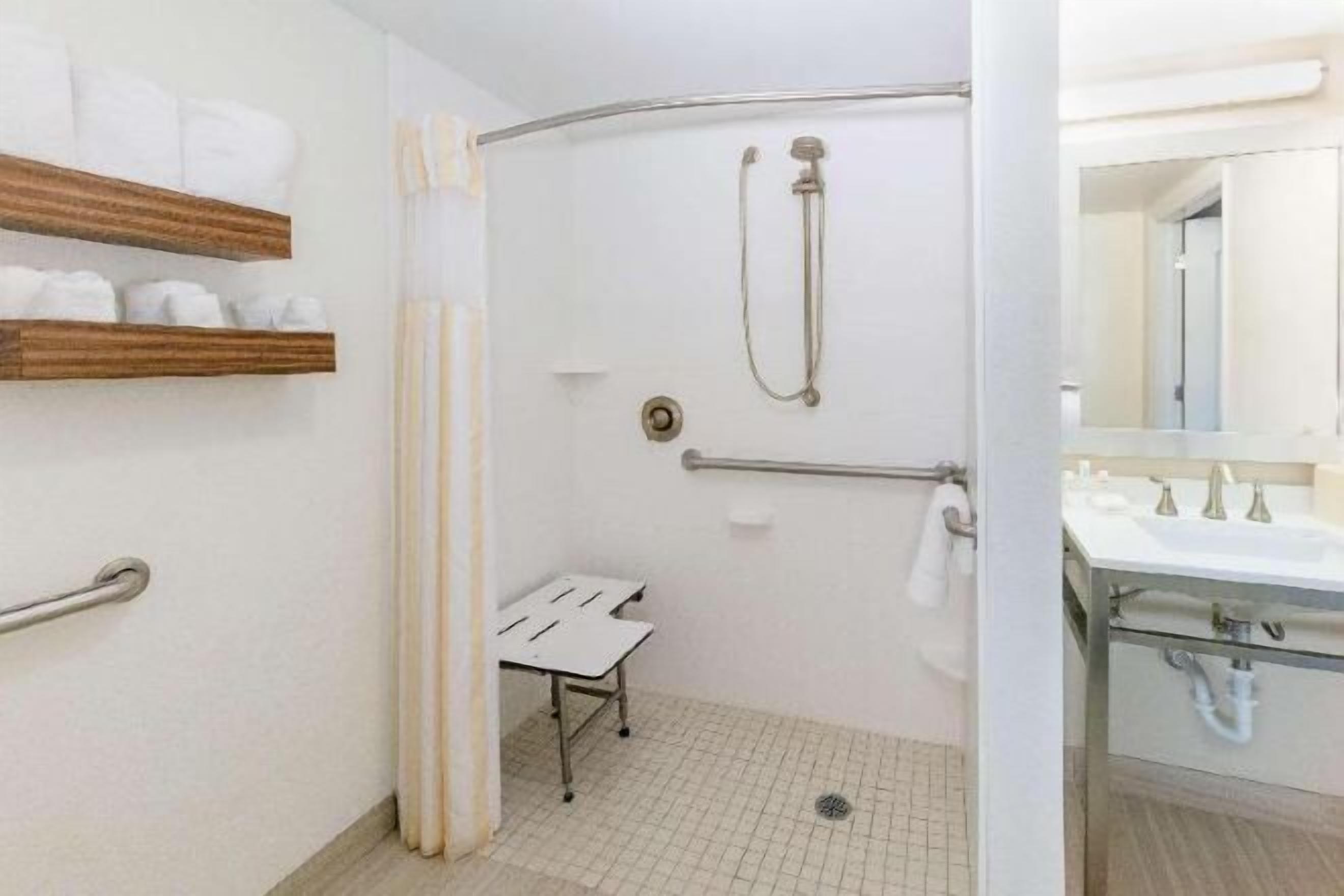 Bathroom | Combined shower/bathtub, free toiletries, hair dryer, towels