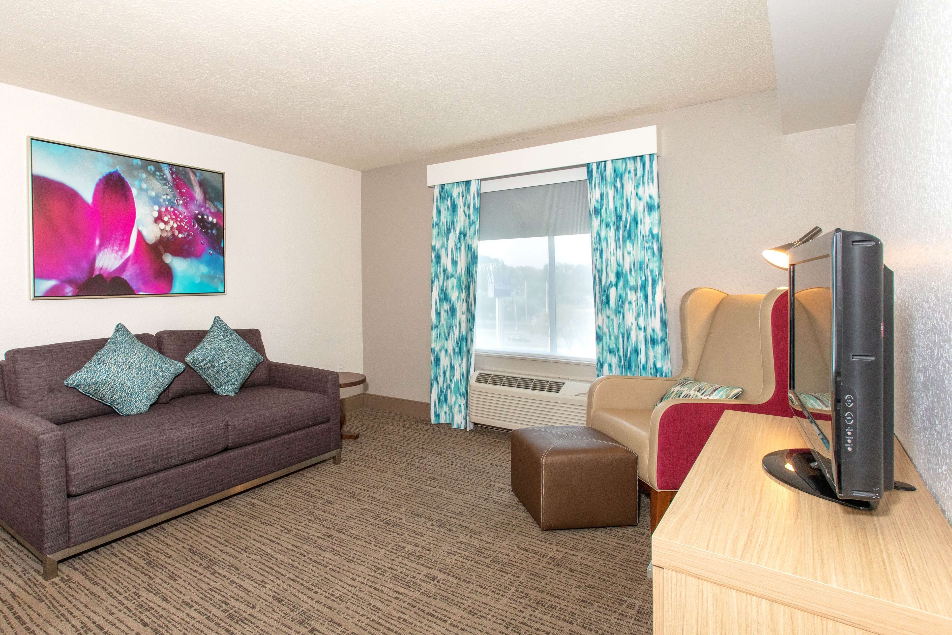 32-inch lcd tv with cable channels, tv, video game console