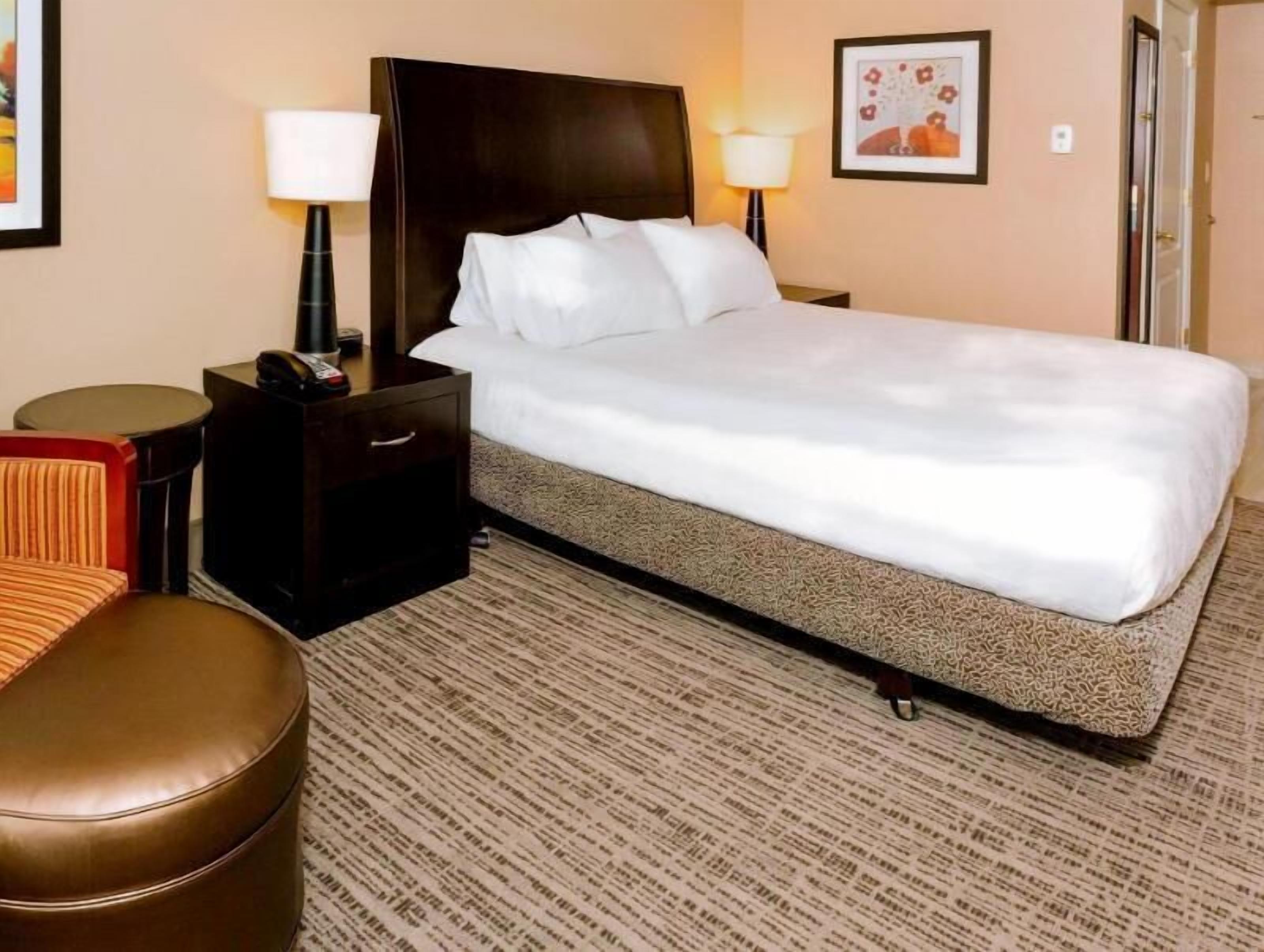 Tempat tidur Select Comfort, brankas, meja kerja, dan tirai kedap cahaya