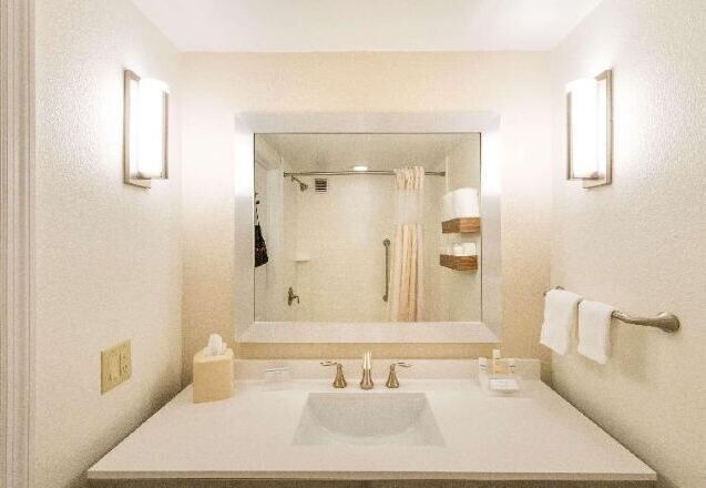 Bathroom | Combined shower/bathtub, free toiletries, hair dryer, towels