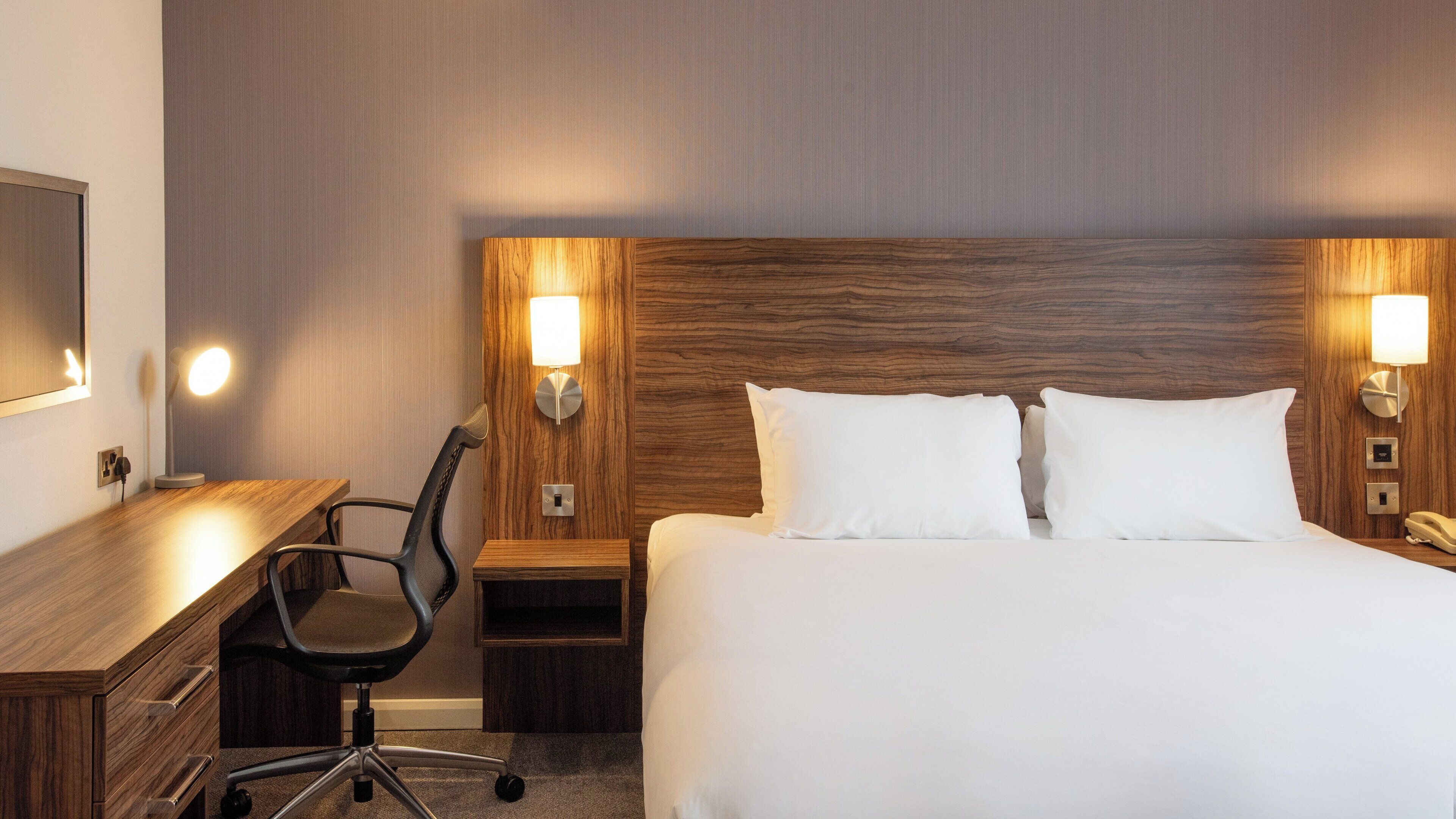 1 bedroom, premium bedding, desk, laptop workspace