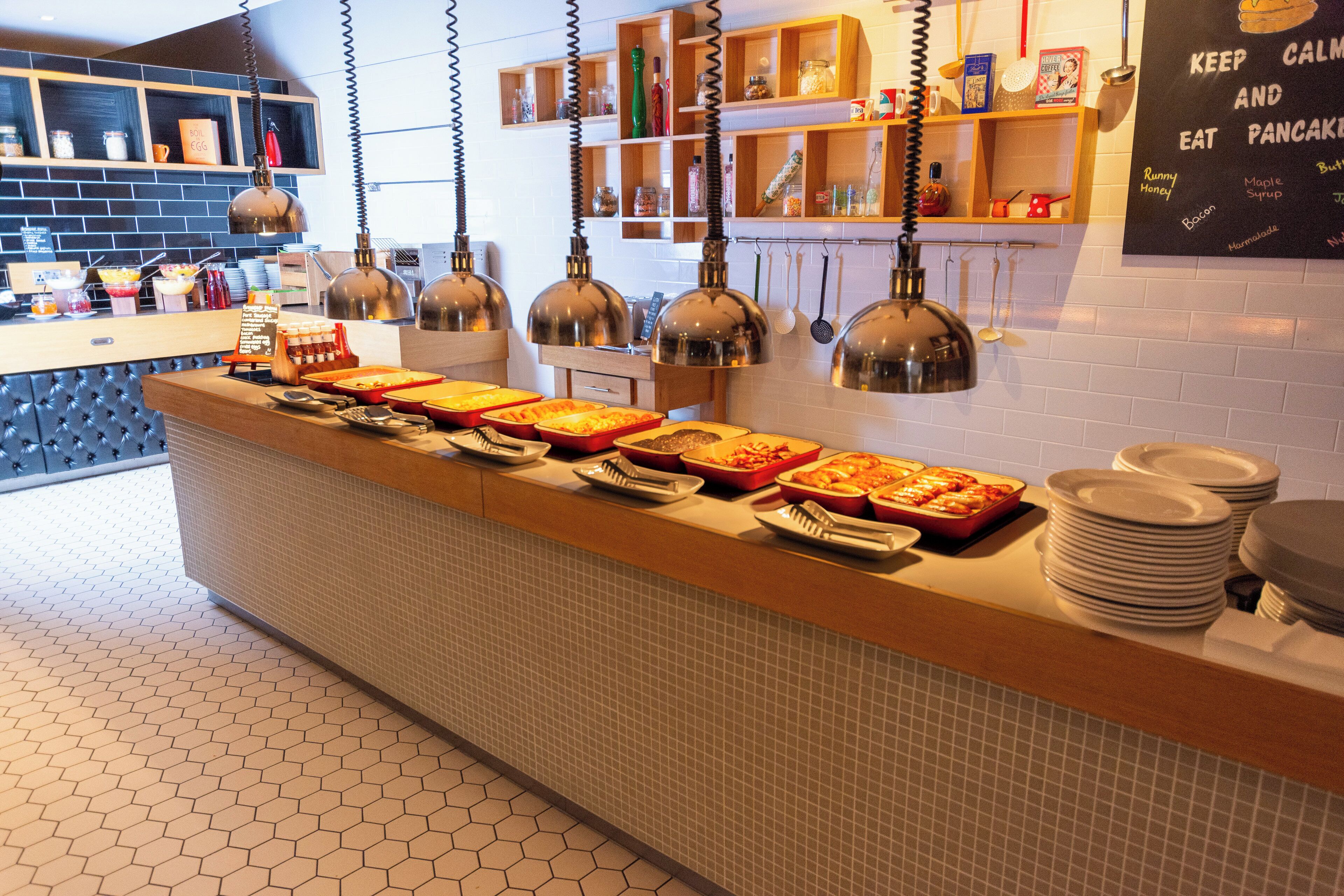Un área de buffet con diferentes alimentos y salsas.