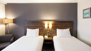 20 Schlafzimmer, hochwertige Bettwaren, Schreibtisch