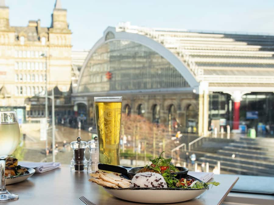 Frokost, lunsj og middag serveres, britiske retter