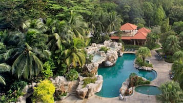 Kolam renang indoor dan kolam renang outdoor, dengan kursi berjemur