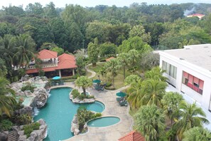Executive Suite | 1 bedroom, minibar, in-room safe, desk