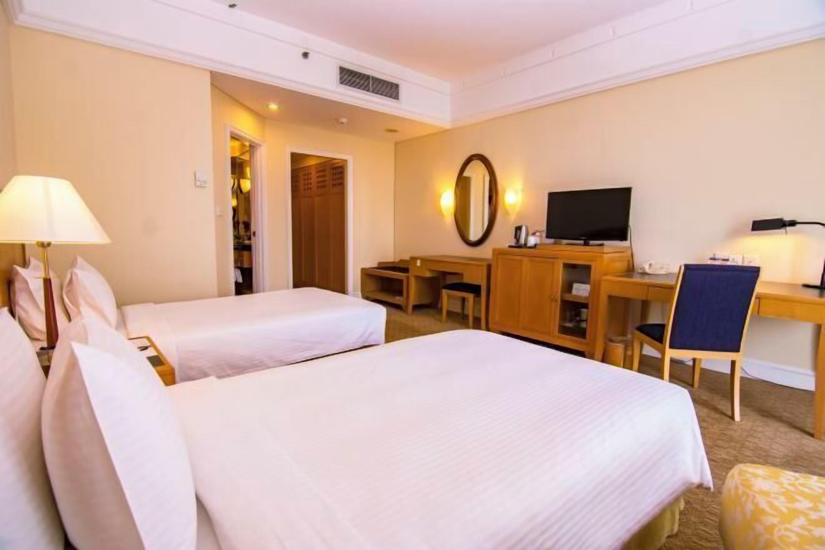 Minibar, caja de seguridad en la habitación y escritorio 