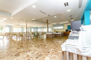 Se sirven desayunos, comidas, cenas y cocina mediterránea