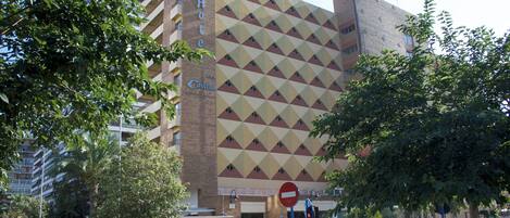 A hotel with a distinctive geometric facade and a sign reading "CASTILLA ALICANTE HOTEL SUPERIOR".