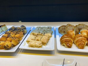 Tägliches Frühstücksbuffet (10 EUR pro Person)