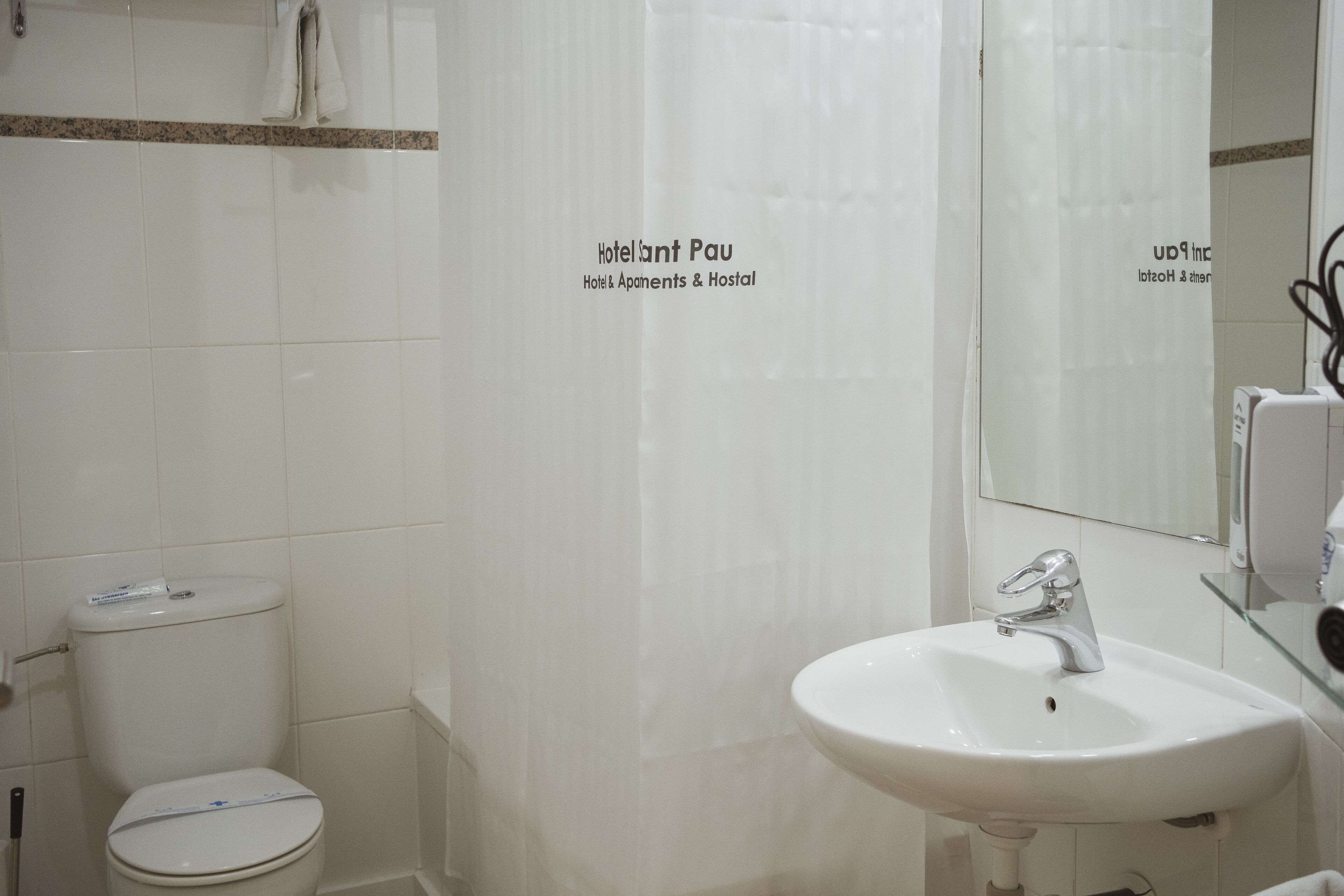 Salle de bain | Ensemble douche/baignoire, articles de toilette gratuits, sèche-cheveux