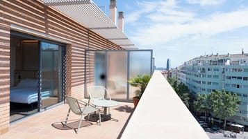 Escritorio, wifi gratis y ropa de cama