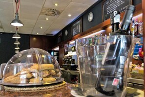 Petit-déjeuner, déjeuner et dîner servis sur place