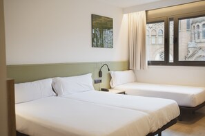 Quarto triplo | Escrivaninha, Wi-Fi de cortesia, roupa de cama