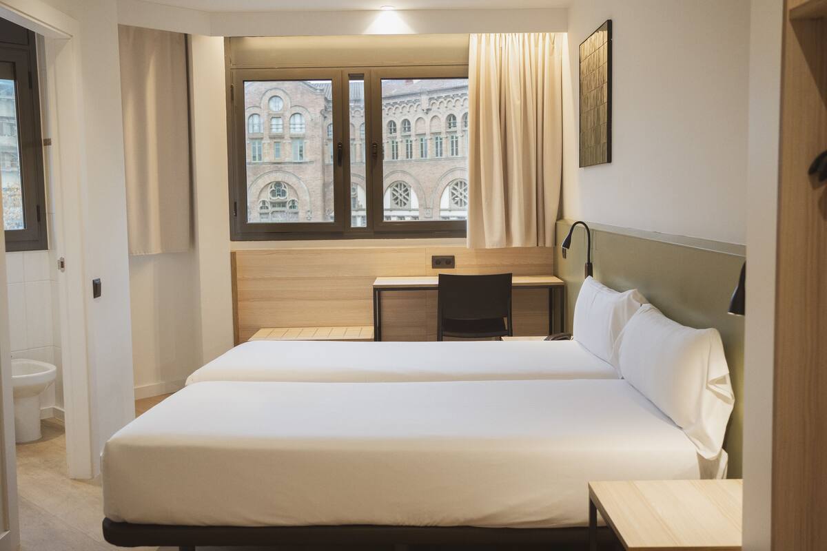 Habitación doble (New Style) | Escritorio, wifi gratis y ropa de cama 