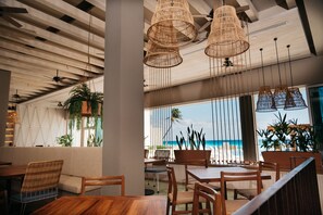 3 restaurants, servant le déjeuner et le dîner; cuisine internationale