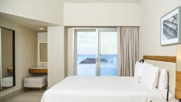 Swim up Double Oceanfront Only Adults | In-room safe, iron/ironing board, WiFi, bed sheets