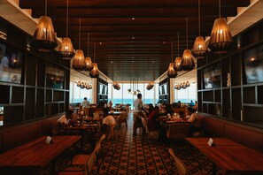 3 か所のレストラン、朝食、ランチ、ディナーに営業 (多国籍料理)