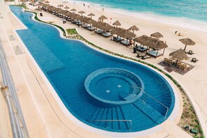 Piscine extérieure, parasols de plage, chaises longues