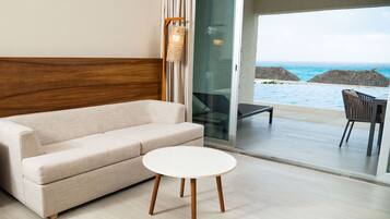 Swim up King Oceanfront Only Adults | Caja de seguridad en la habitación y tabla de planchar con plancha