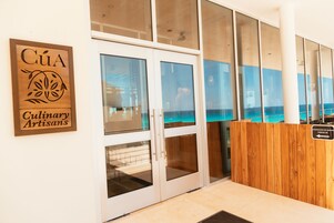 3 restaurants, breakfast, lunch, dinner served; international cuisine