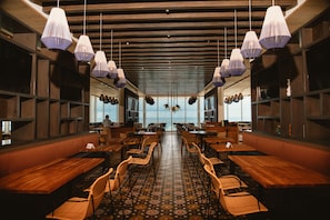 3 restaurants; breakfast, lunch, and dinner served