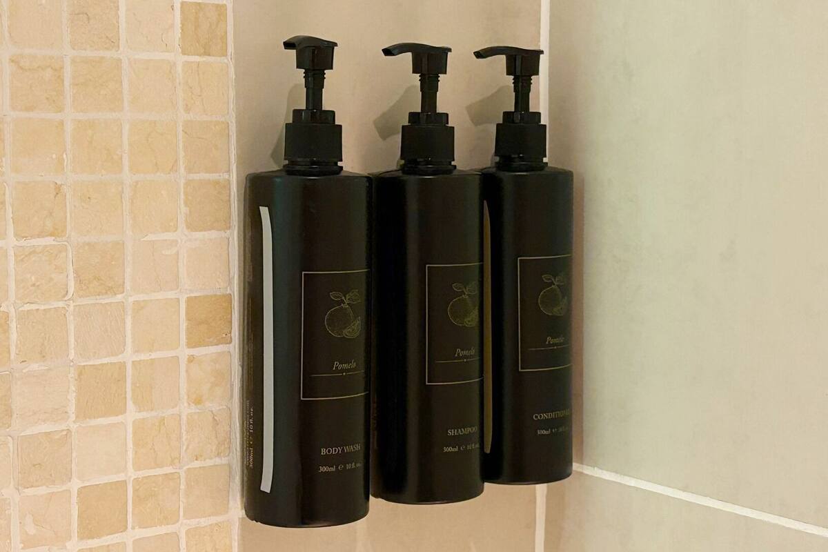 combined shower/bathtub, eco-friendly toiletries, hair dryer, slippers
