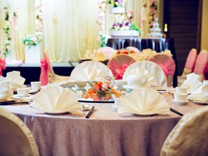 Indoor wedding - Grand Mercure Singapore Roxy (Singapore)