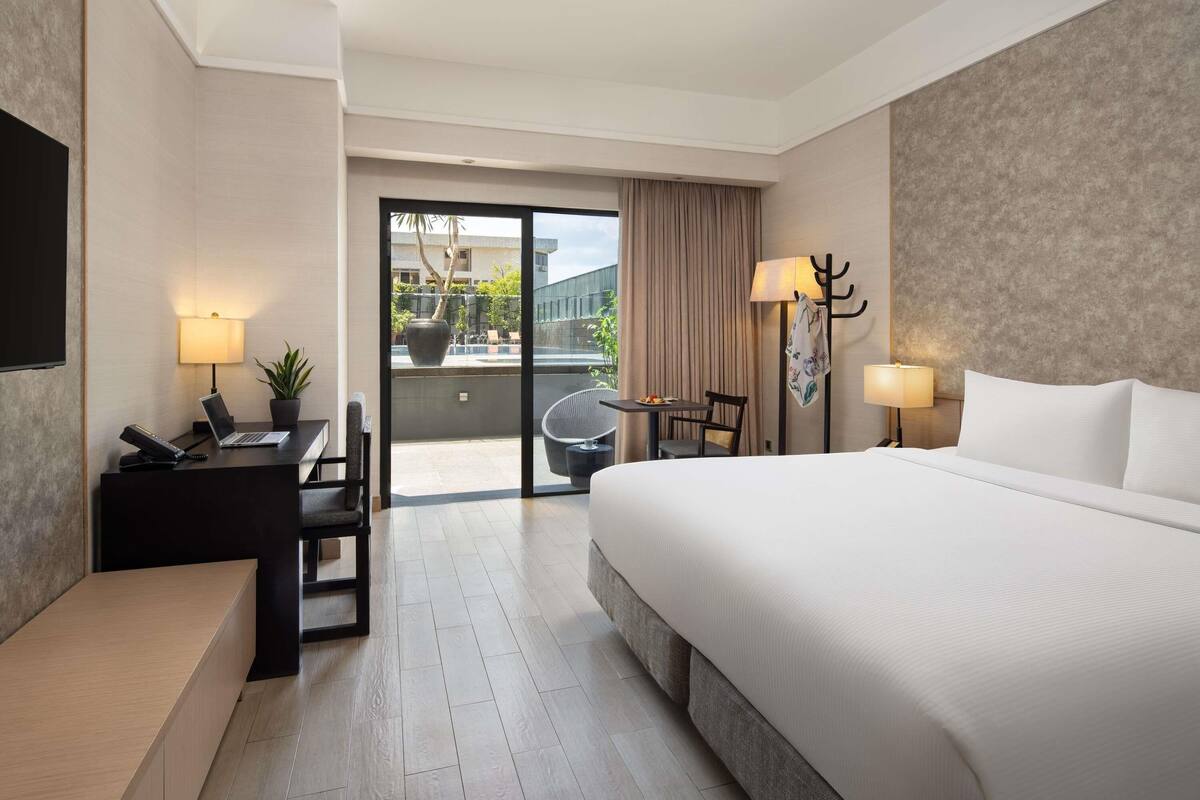 deluxe poolside room, 1 king bed | 1 bedroom, in-room safe, desk, blackout curtains