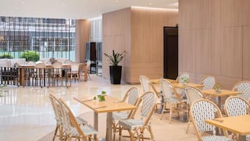 2 restaurants; breakfast, lunch, dinner and brunch served