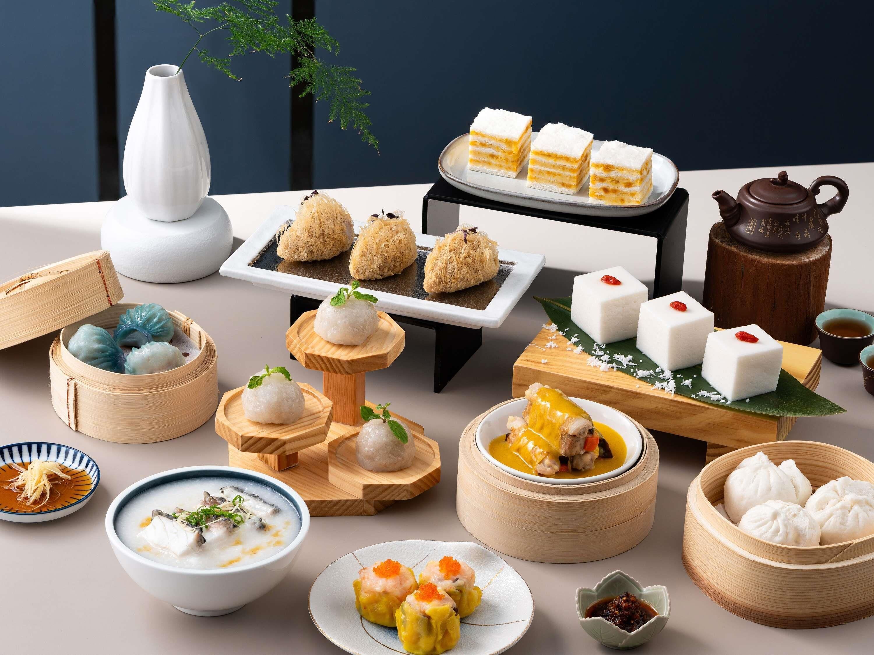 Diverse Aziatische gerechten, waaronder dumplings, rijsttaartjes en een theepot.