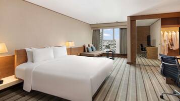 Studio, 1 King Bed (Suite) | In-room safe, desk, blackout curtains, iron/ironing board