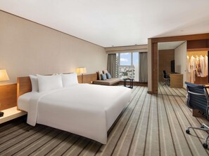 In-room safe, desk, blackout drapes, iron/ironing board - Grand Mercure Singapore Roxy (Singapore)