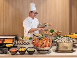 2 restaurants; breakfast, lunch, dinner and brunch served 